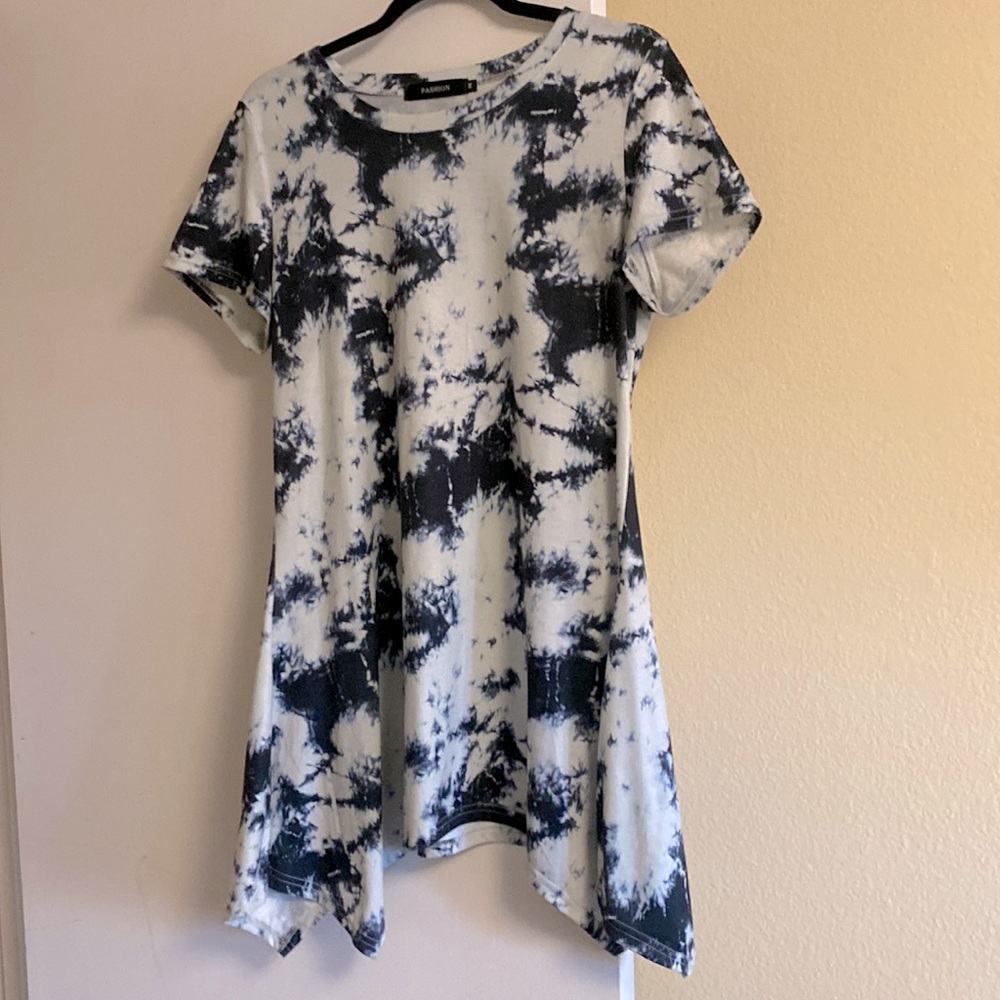 Black and white tie die tunic blouse